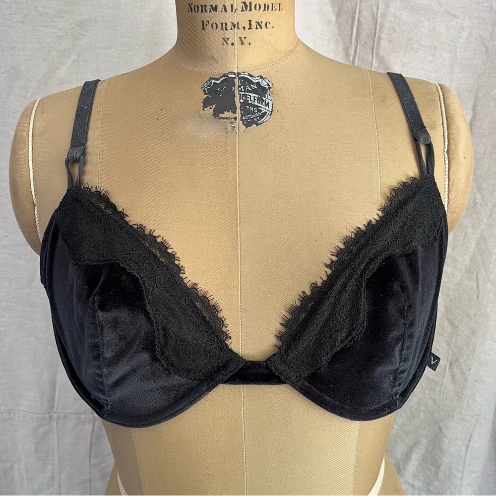 Victoria’s Secret Unlined Velvet & Lace Demi Bra w Adjustable Convertible Straps